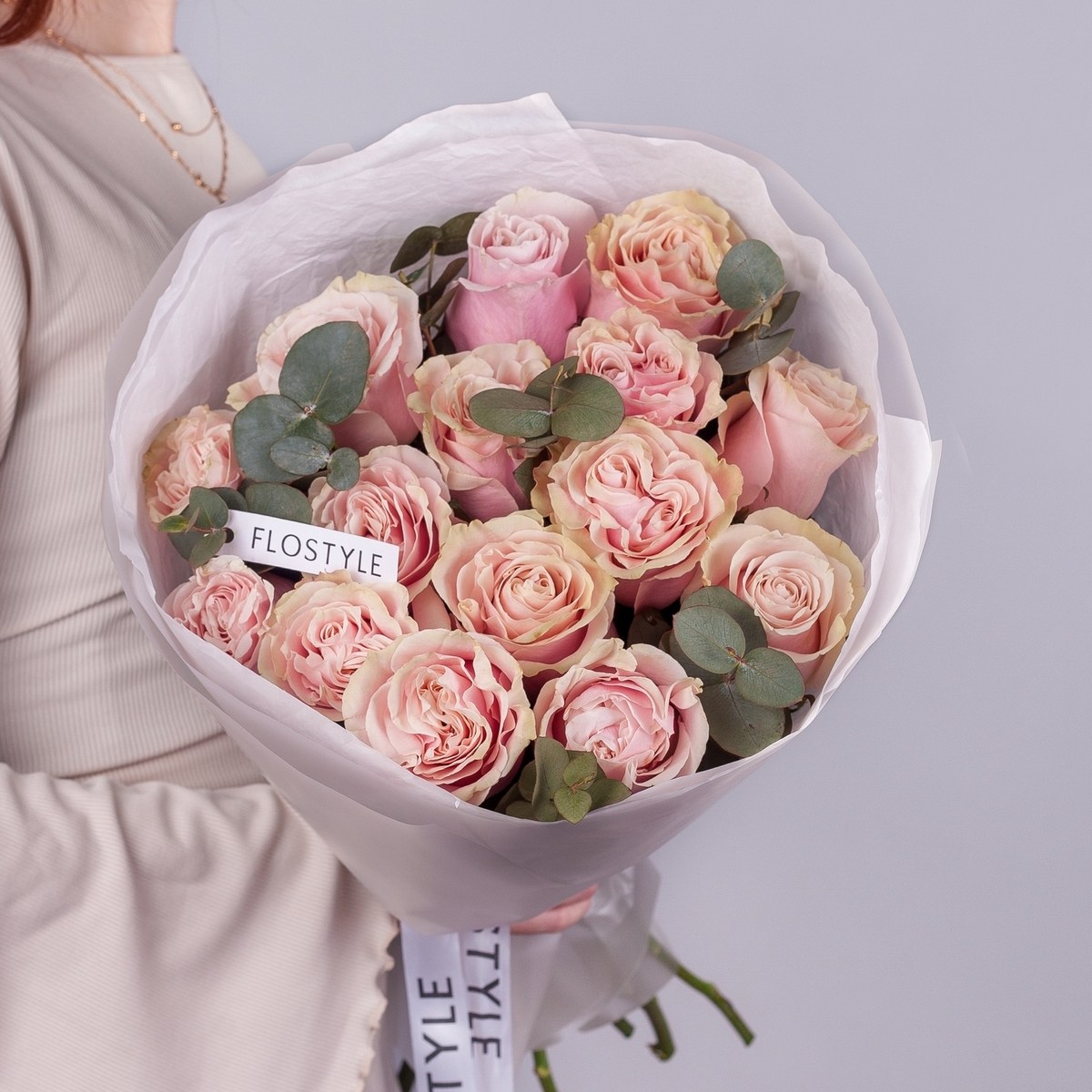 15 розовых роз с эвкалиптом